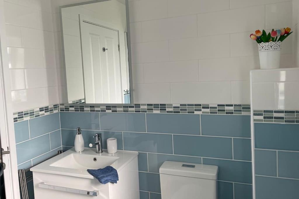 Studio, Ideally Located At Beautiful Lizard Point, Cornwall Apartamento Helston Exterior foto